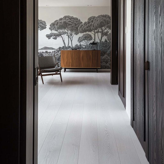 Entre pins et mer – Papier peint forêt méditerranéenne en noir et blanc