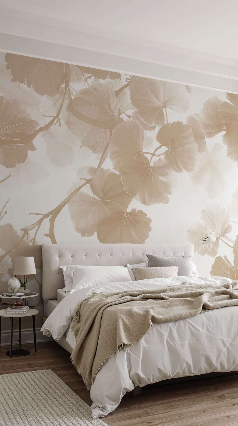 Papier peint panoramique feuilles de ginkgo beige sur fond blanc, décor végétal doux et lumineux