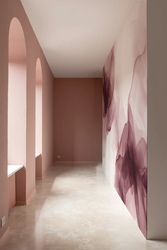 Papier peint abstrait vieux rose dans un couloir