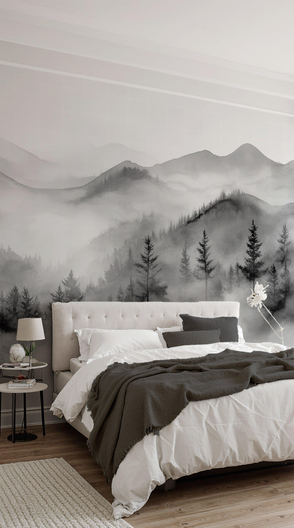 Harmonie brumeuse en noir et blanc – Papier Peint Montagnes & Forêt