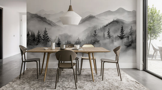 Harmonie brumeuse en noir et blanc – Papier Peint Montagnes & Forêt