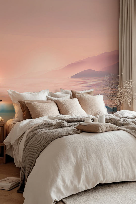 Papier peint panoramique paysage marin pastel avec mer calme, reliefs brumeux et lumière douce au lever du jour