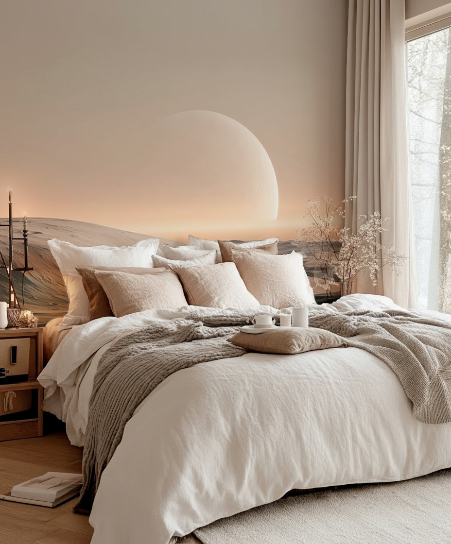 Chambre au linge de lit en lin devant un papier peint lune et dunes aux tons pêche