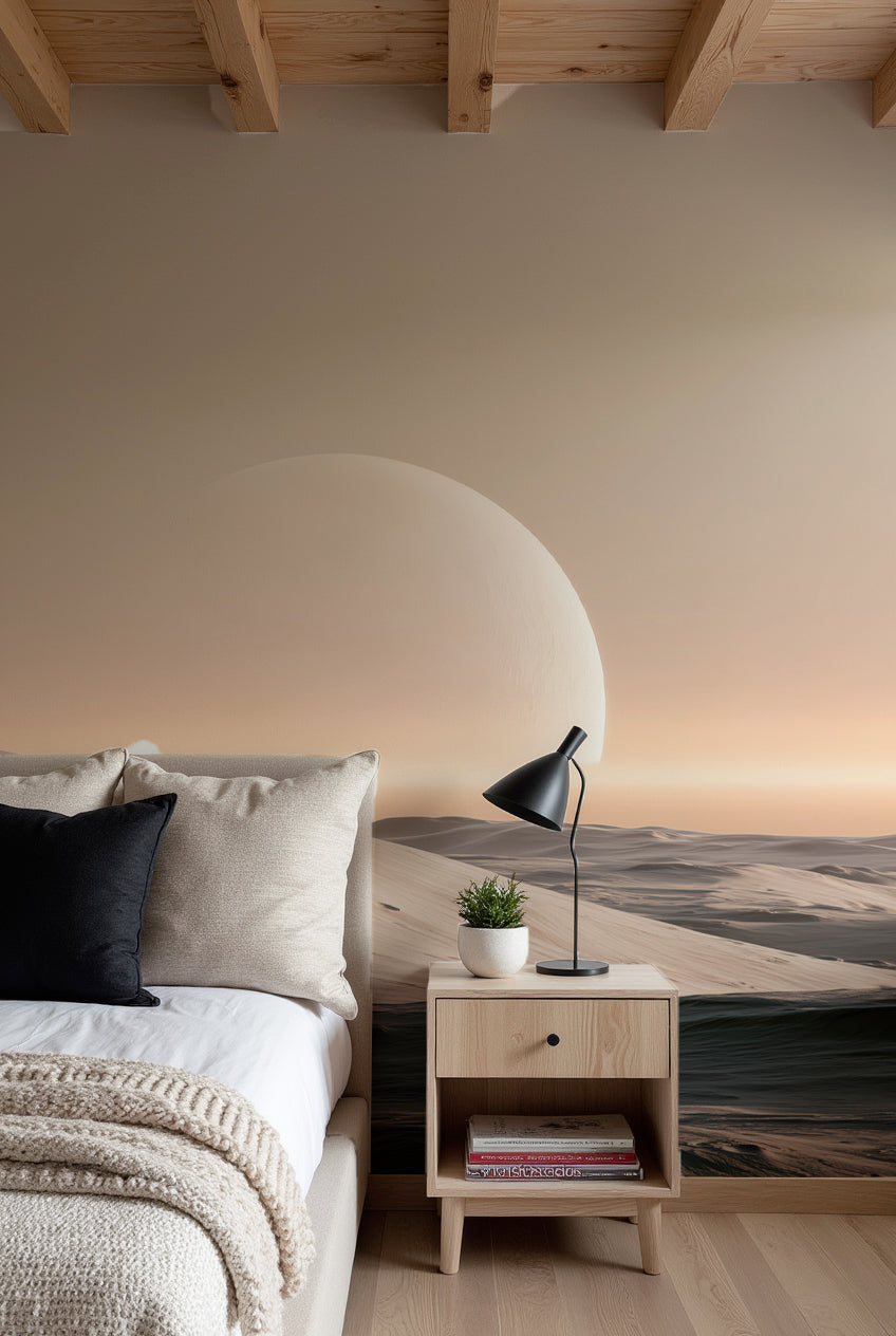 Chambre sous poutres apparentes avec papier peint dunes et lune pâle