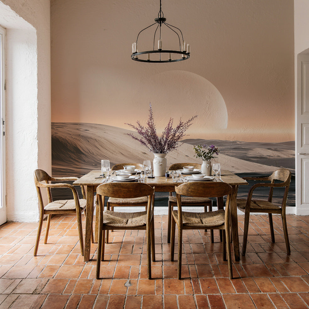 Salle à manger aux tomettes devant un papier peint panoramique de dunes au clair de lune