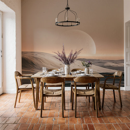 Salle à manger aux tomettes devant un papier peint panoramique de dunes au clair de lune