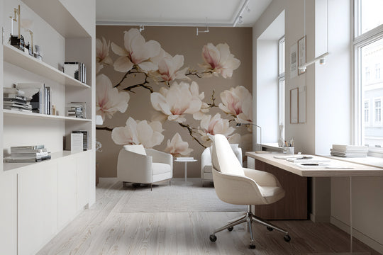 Bureau blanc et lumineux habillé d'un papier peint panoramique de magnolias grège