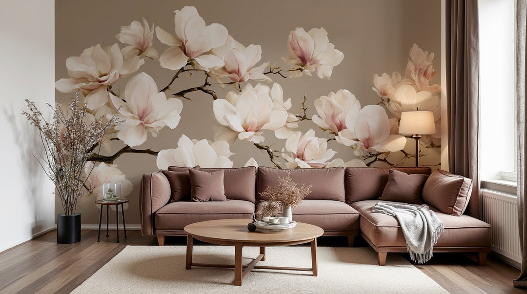 Salon au canapé d'angle vieux rose devant un papier peint panoramique de branches de magnolias