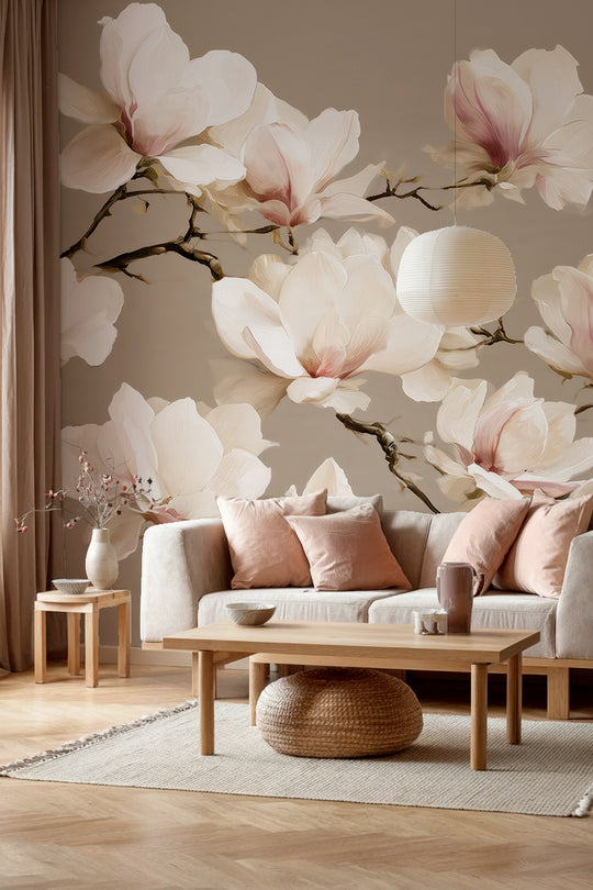 Salon aux coussins rose poudré et suspension papier devant un papier peint floral grège