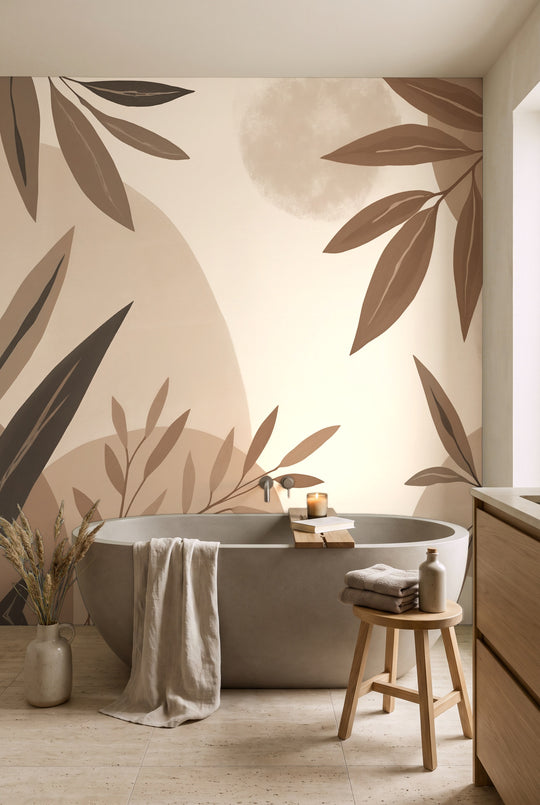 Salle de bain avec baignoire en pierre devant un papier peint panoramique de feuillages taupe sur fond lin, ton sur ton