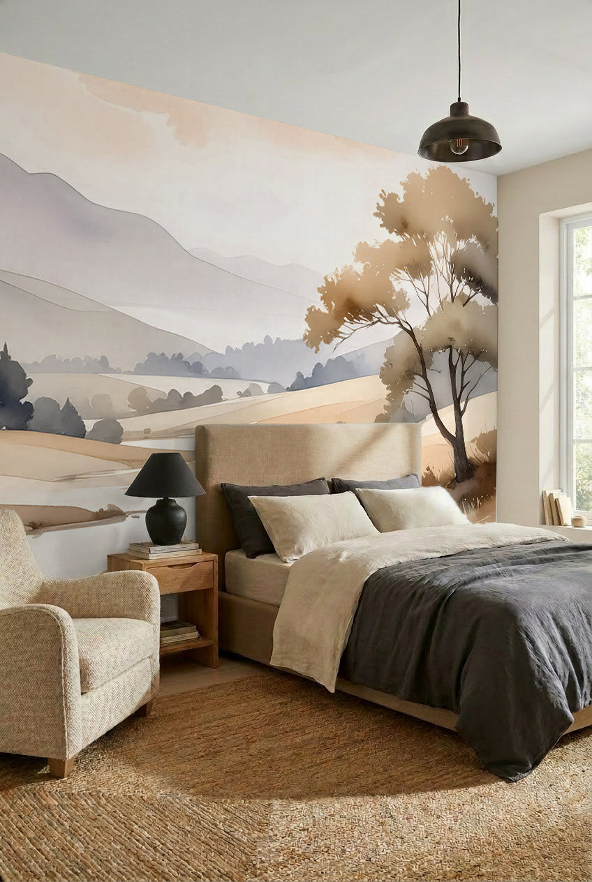 Papier peint panoramique paysage aquarelle beige et gris avec collines, arbres et brume douce