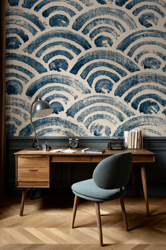 Bureau en bois vintage devant un papier peint panoramique de vagues japonaises indigo