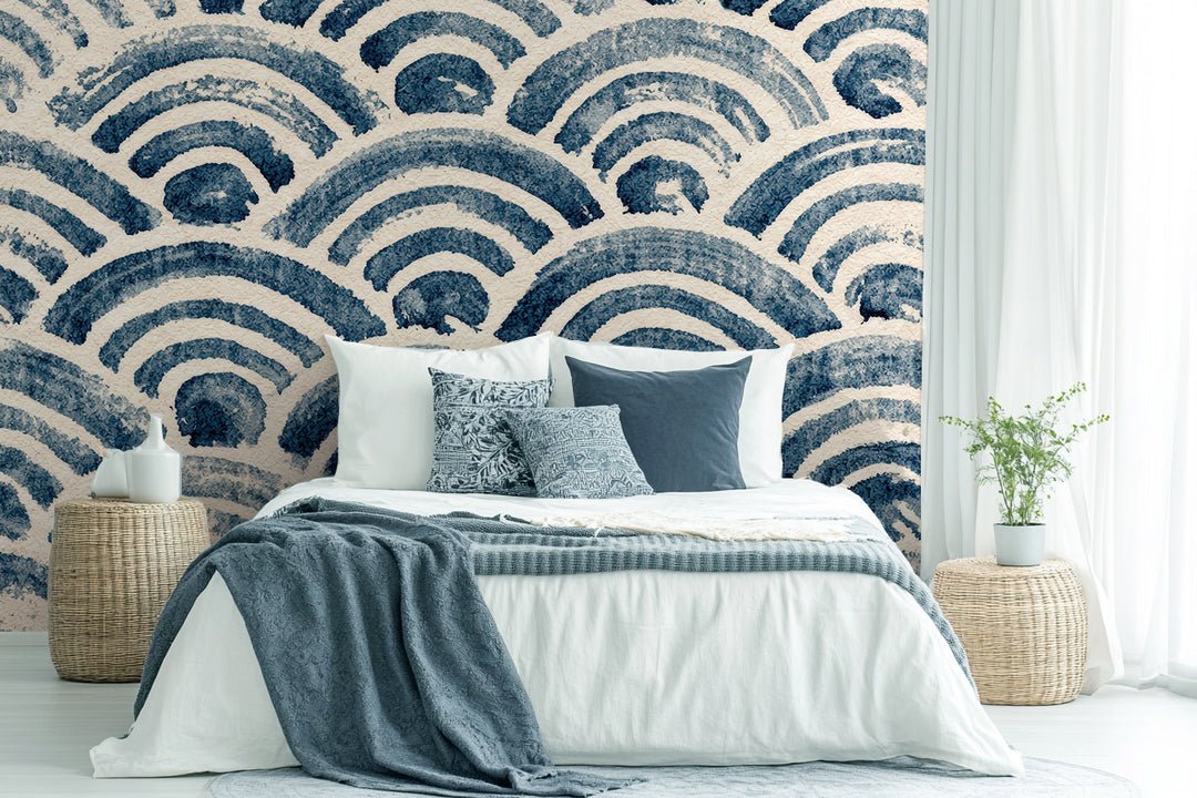 Chambre au linge blanc et bleu devant un papier peint seigaiha bleu indigo sur fond écru