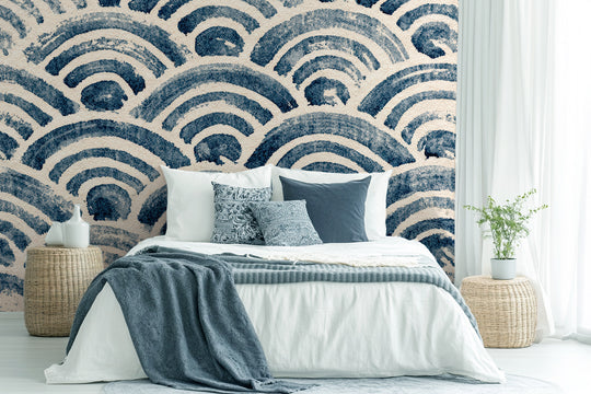 Chambre au linge blanc et bleu devant un papier peint seigaiha bleu indigo sur fond écru