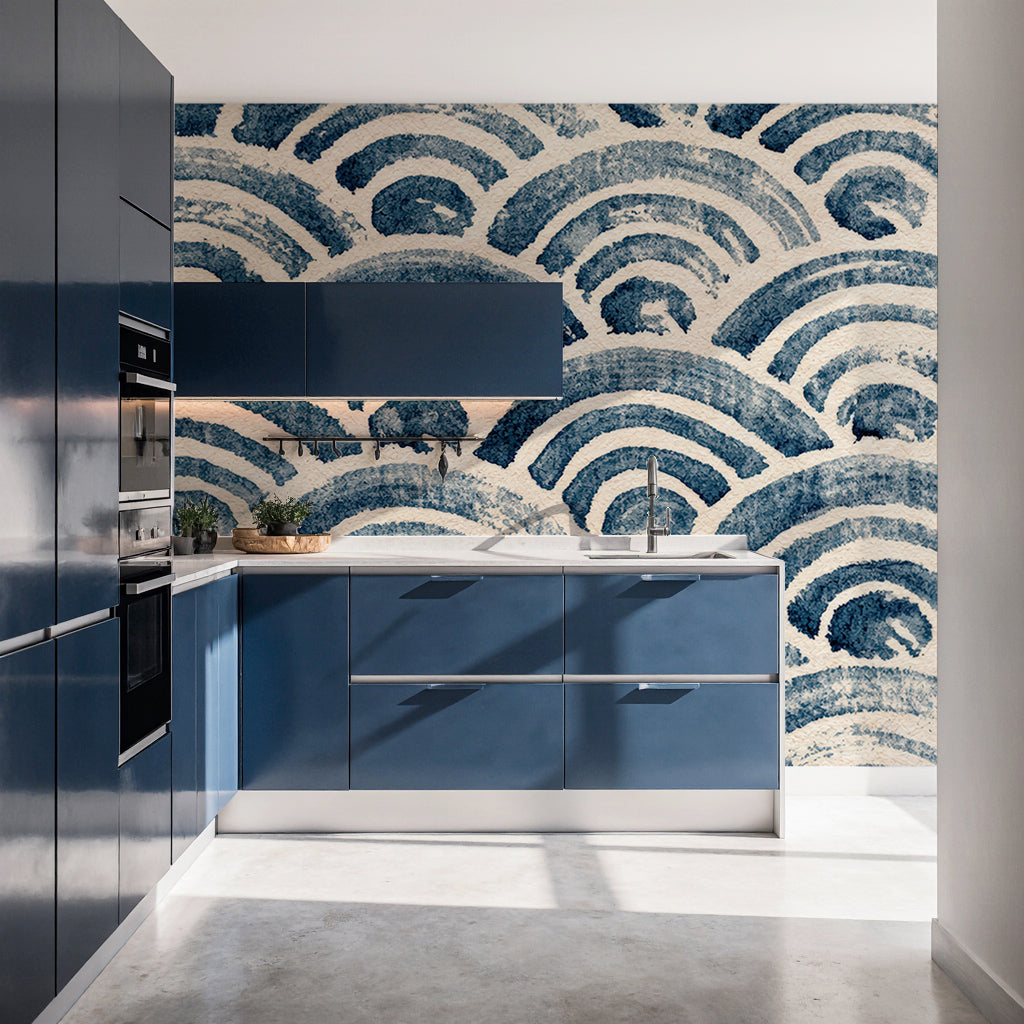 Cuisine bleu marine habillée d'un papier peint japonais seigaiha indigo