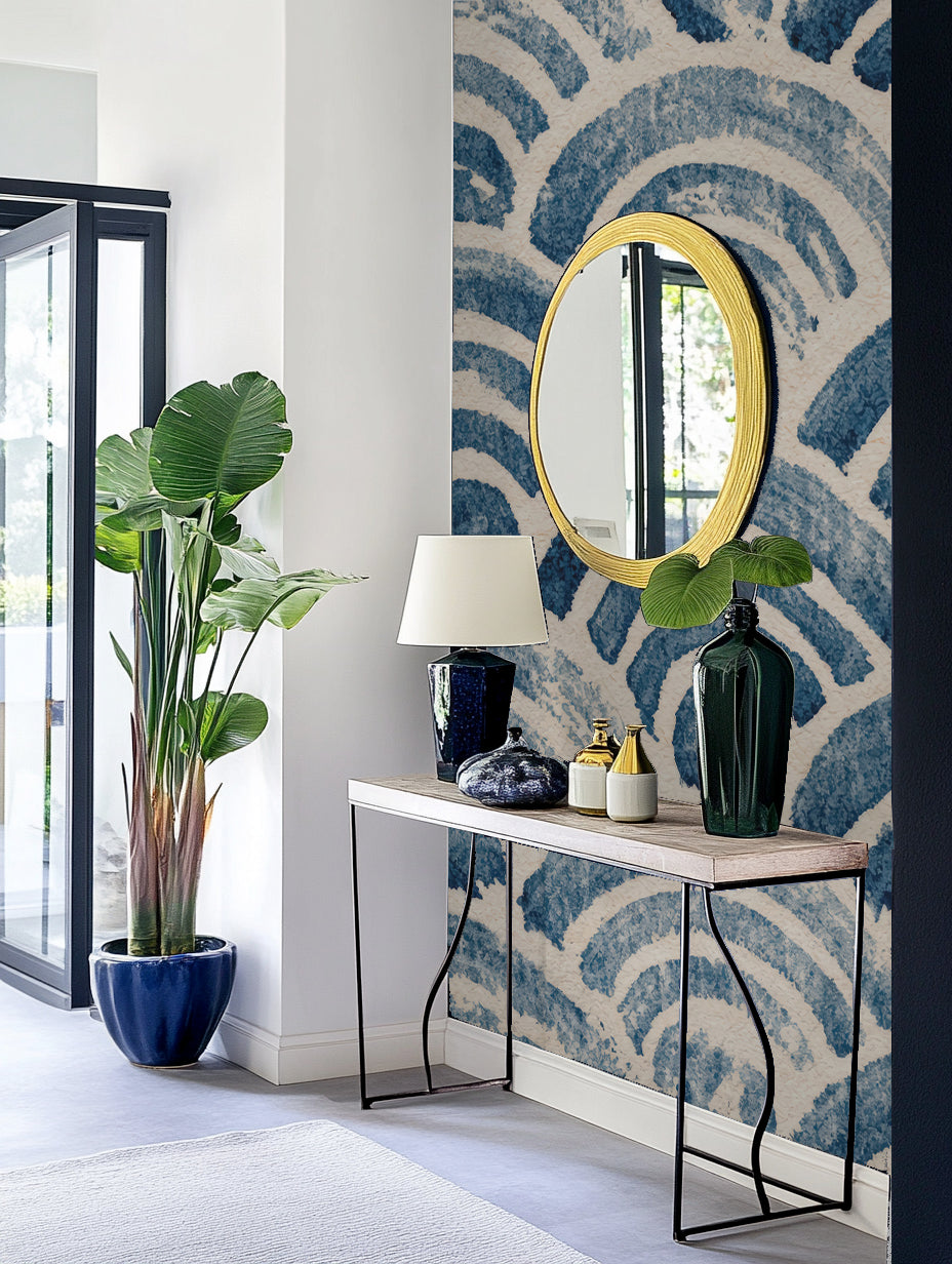 Entrée avec console et miroir doré devant un papier peint vagues seigaiha bleu indigo