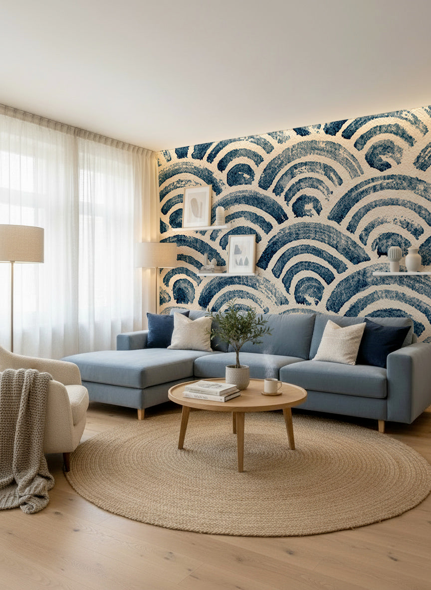 Salon lumineux au canapé bleu gris avec papier peint vagues japonaises indigo