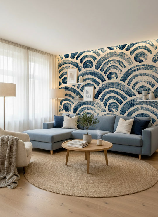 Salon lumineux au canapé bleu gris avec papier peint vagues japonaises indigo