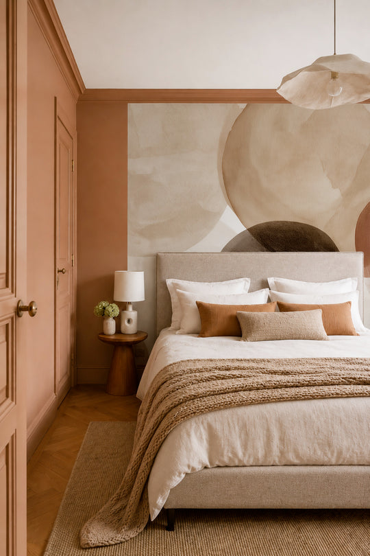 Chambre aux murs terracotta devant un papier peint panoramique de galets aquarelle beige et terracotta