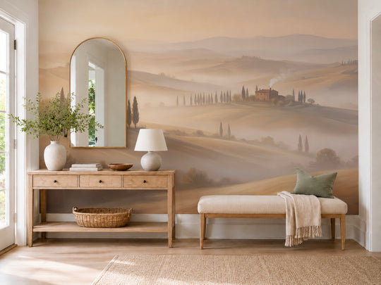 Entrée avec console en bois et banc devant un papier peint panoramique de collines toscanes