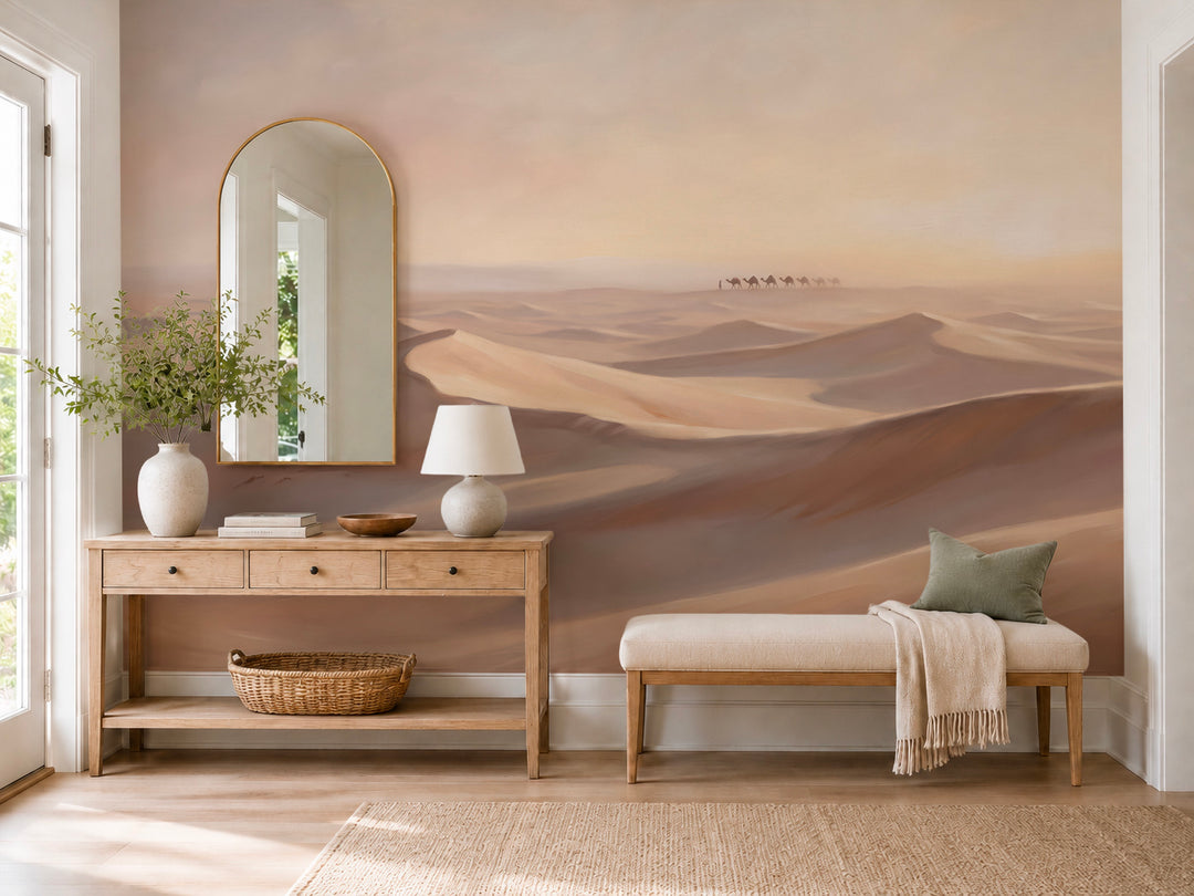 Entrée avec console en bois et miroir arrondi devant un papier peint panoramique de dunes