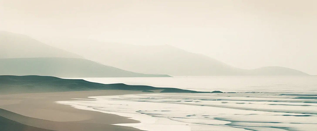 Face à l'Océan – Papier Peint Plage et Montagnes en Brume - Illulart: Papier peint panoramique