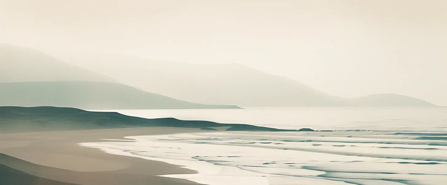 Face à l'Océan – Papier Peint Plage et Montagnes en Brume - Illulart: Papier peint panoramique