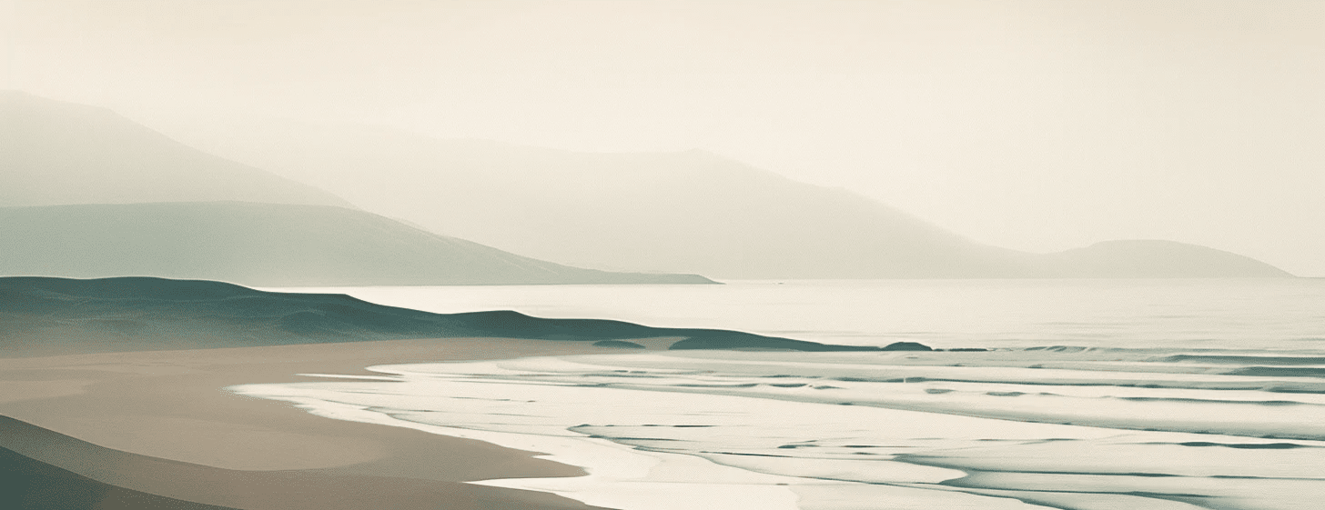 Face à l'Océan – Papier Peint Plage et Montagnes en Brume - Illulart: Papier peint panoramique