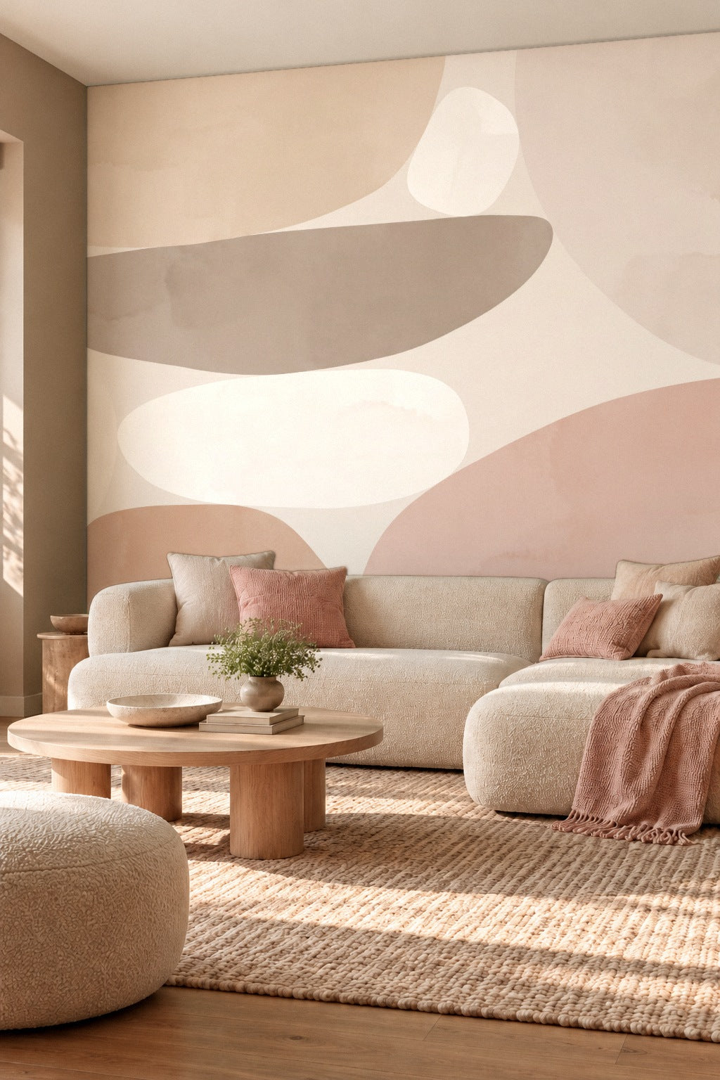 Salon avec mur taupe et canapé en bouclette devant un papier peint panoramique abstrait beige et rose poudré