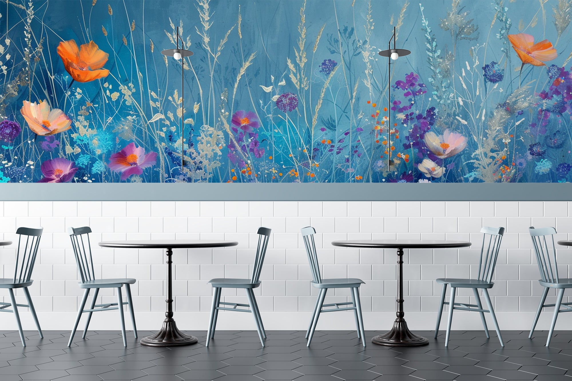 Ländliche Harmonie: Panorama-Tapete mit Blumenmuster in Blau und Orange