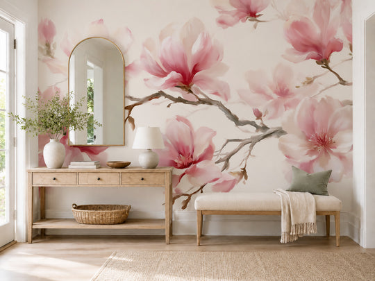 Entrée avec console en bois, miroir arrondi et banc devant un papier peint panoramique de magnolias en fleurs