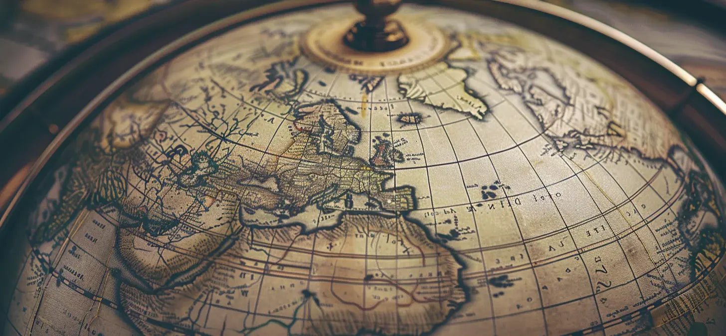Monde d'Hier : Éclat d'une Mappemonde Vintage en Papier Peint - Illulart: Papier peint panoramique