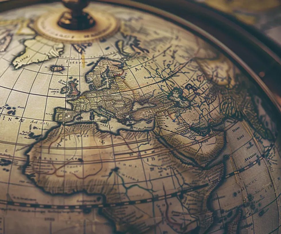 Monde d'Hier : Éclat d'une Mappemonde Vintage en Papier Peint - Illulart: Papier peint panoramique