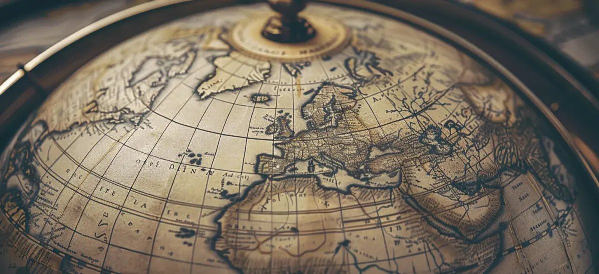 Monde d'Hier : Éclat d'une Mappemonde Vintage en Papier Peint - Illulart: Papier peint panoramique